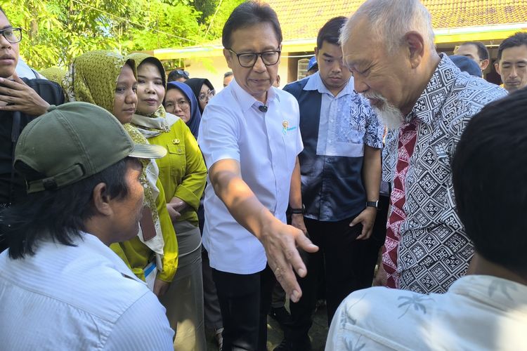 Menteri Kesehatan RI, Budi Gunadi Sadikin berinteraksi langsung dengan penderita kusta, di Dusun Pancor, Desa Pamolaan, Sampang, Jawa Timur, Selasa (8/7/2025)