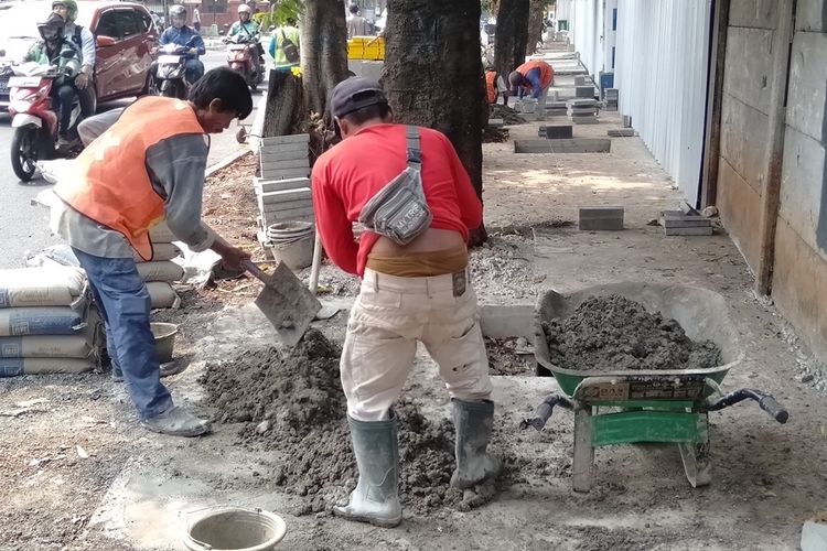 Pengerjaan trotoar di sepanjang Jalan Kemang Raya, Jakarta Selatan. Pelebaran trotoar itu sebagai upaya Pemprov DKI menjadikan Kemang ramah bagi pejalan kaki. Proses pengerjaan masih berlangsung hingga Jumat (23/8/2019)