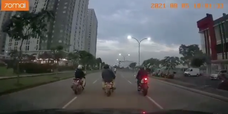 Biker ngobrol di atas motor