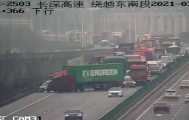 Truk yang membawa kontainer Evergreen macet dan melintangi salah satu jalan di China.