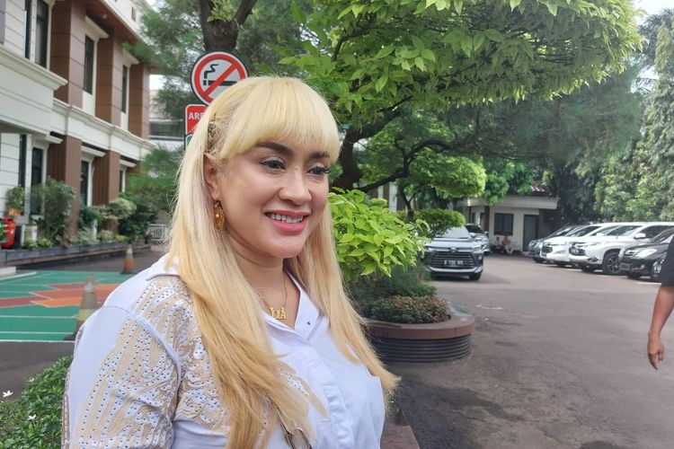 Penyanyi dangdut Lia Ladysta saat ditemui di Pengadilan Agama Jakarta Selatan pada Senin (6/2/2023).