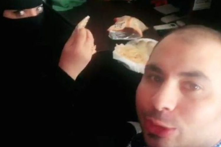 Pria asal Mesir mengunggah video sedang sarapan bersama rekan kerjanya, seorang perempuan Arab Saudi. (BBC)
