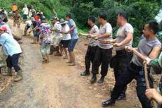 Jalan Desa Tertimbun Longsor, Warga Tiga Dusun Terisolasi