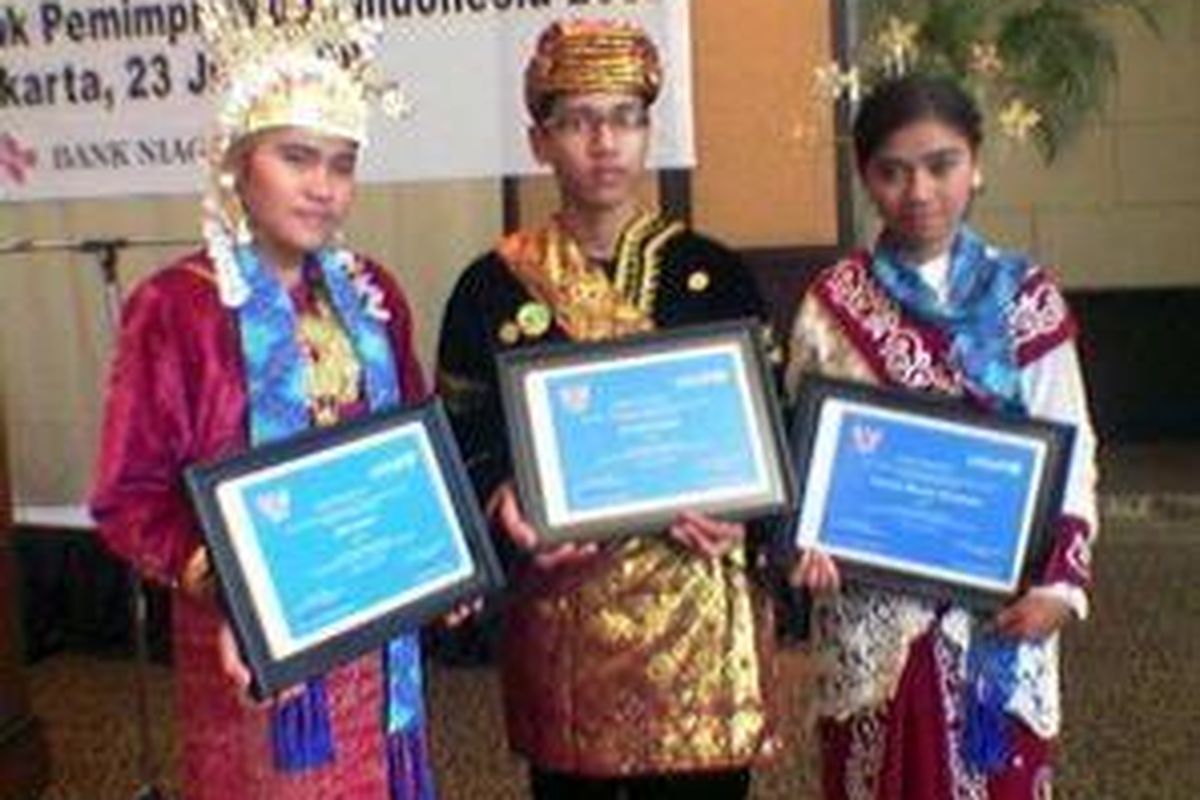 Ketiga anak penerima penghargaan dari UNICEF sebagai Pemimpin Muda 2008 dari kir ke kanan yakni Suci Lestari (Banda Aceh), Iman Usman (Sumatera Barat) dan Patricia Miranda Wattimena (Maluku) diberikan di Hotel Intercotinental Midplaza, Jakarta, Rabu (23/7).