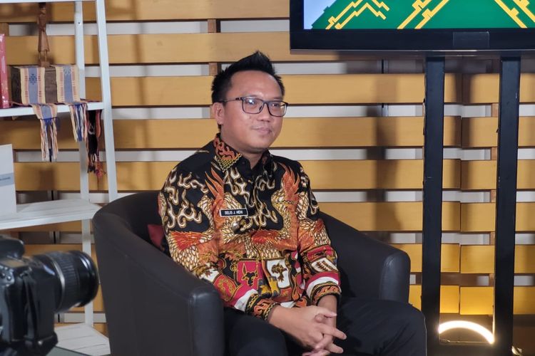 Bupati Morowali Utara Delis Julkarson Hehi, saat berkunjung ke kantor Kompas.com, di Jakarta, pada Senin (5/7/2022).