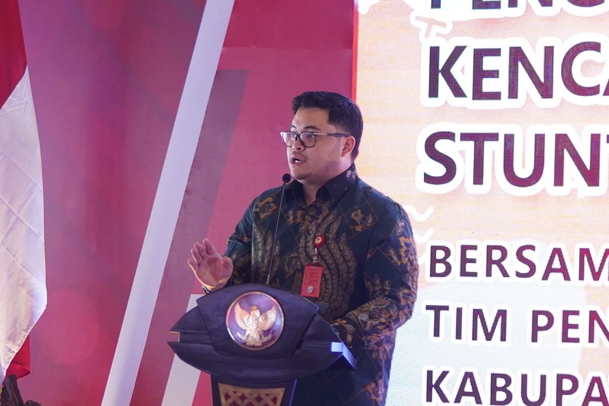Bupati Kediri Hanindhito Himawan Pramana saat menerima kunjungan Kepala Badan Kependudukan dan Keluarga Berencana Nasional (BKKBN) Republik Indonesia (RI) Hasto Wardoyo di Pendopo Panjalu Jayati, Kediri, Senin (21/8/2023).


