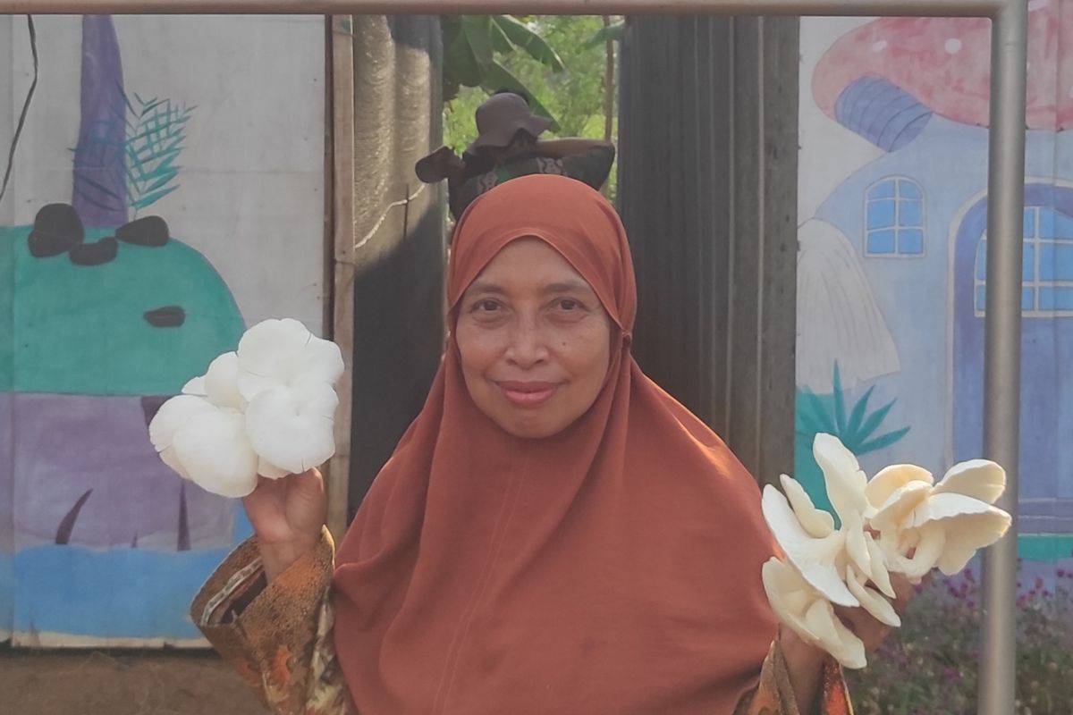 Urbaningsih (55), salah satu petani di Sentra Jamur Batang, Kabupaten Batang, Jawa Tengah, Selasa (30/5/2023). 