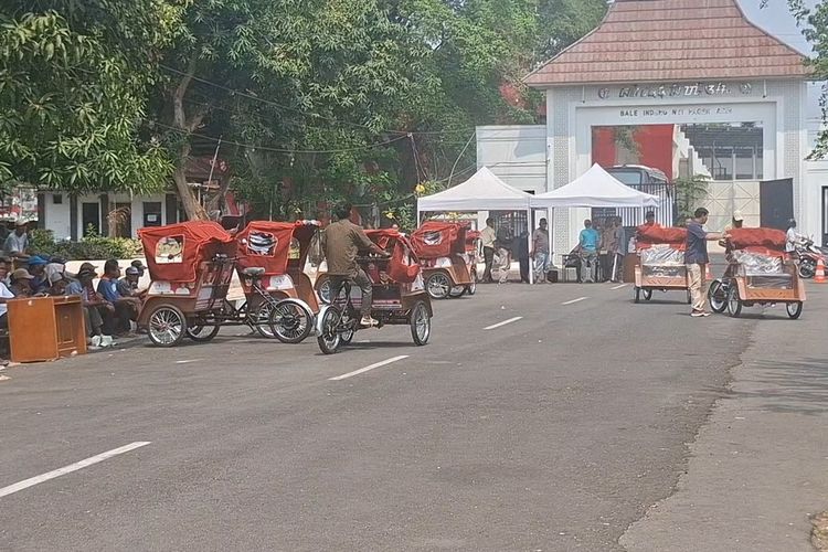 Ratusan Tukang Becak di Karawang Ikuti Pelatihan Becak Listrik: Pelan-pelan Lancar, Terima Kasih Presiden