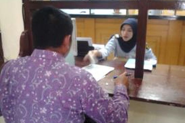 Salah satu tahapan pembuatan paspor di Kantor Imigrasi Kelas III Kediri, Jawa Timur, Selasa (24/3/2015).