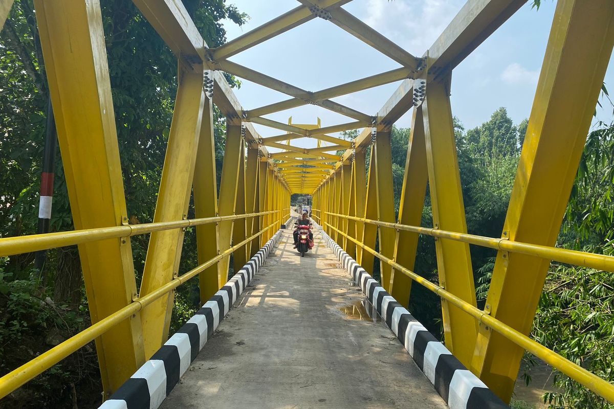 Menjajal Jembatan Kuning Baru Andalan Warga Cilodong, Pengendara Motor ...