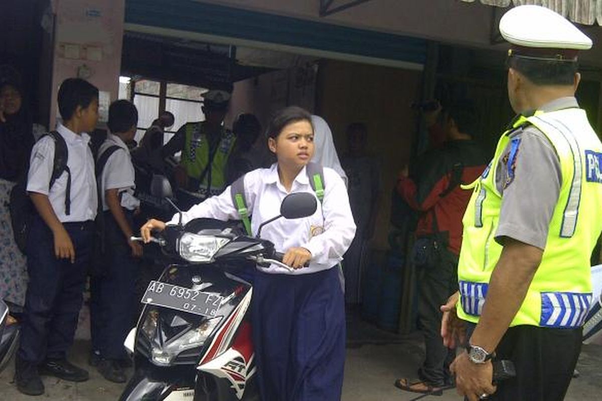 Beberapa siswa yang terjaring rasia saat mengeluarkan motor dari kantong-kantong parkir diluar sekolah