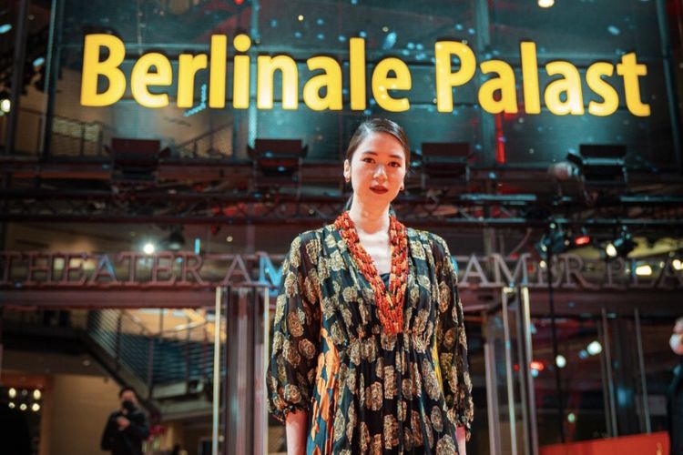 Aktris Laura Basuki menghadiri pemutaran perdana film Nana (Before, Now and Then) di Berlinale Film Festival 2022. Film tersebut disutradarai oleh Kamila Andini.