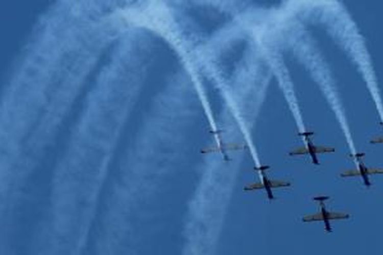 Jupiter Indonesia Air Force Aerobatic Team tampil saat geladi bersih Perayaan HUT Ke-69 TNI di Dermaga Ujung Armada RI Kawasan Timur (Armatim), Surabaya, Jawa Timur, Sabtu (4/10/2014). 