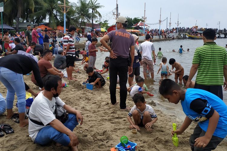 Keramaian wisatawan di Pantai Indah, Ancol, pada hari kedua libur Idul Fitri, Selasa (3/5/2022).