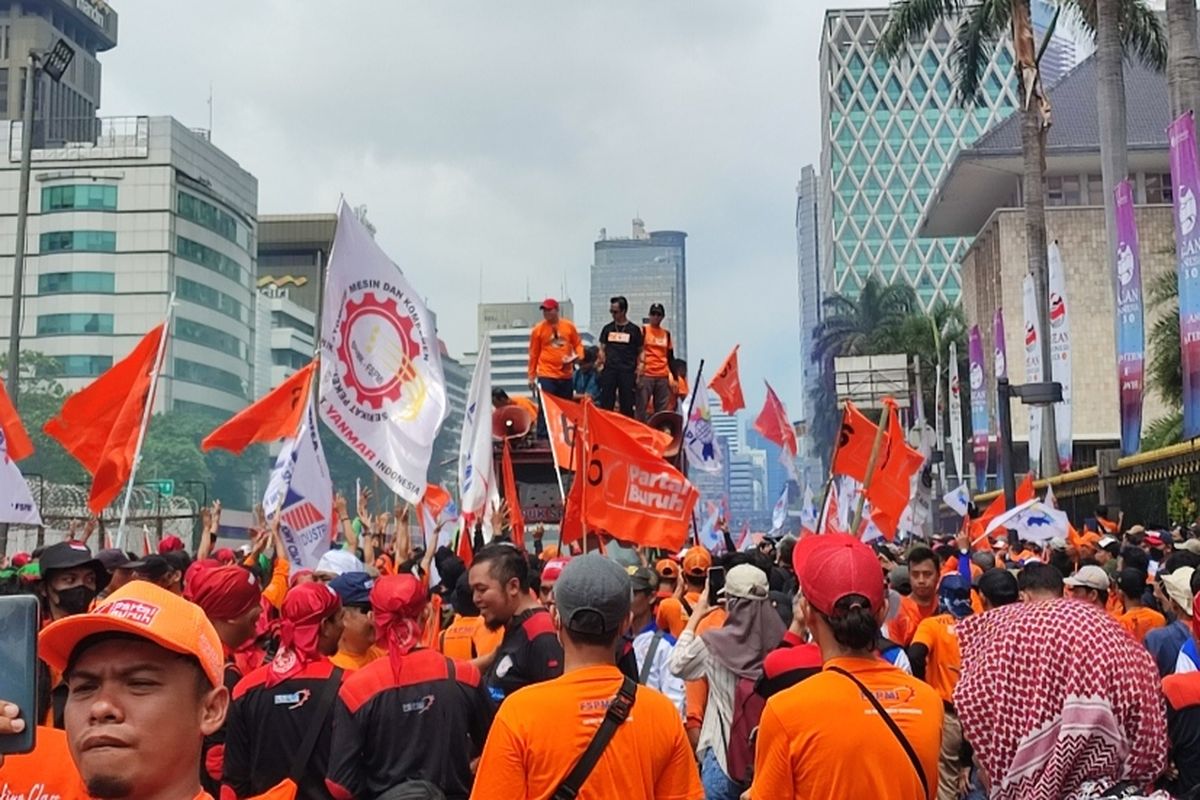 Sejumlah massa buruh telah memadati kawasan Monas, Gambir, Jakarta Pusat, Senin (1/5/2023) Mereka juga melakukan orasi di tengah aksi Mau Day 2023.