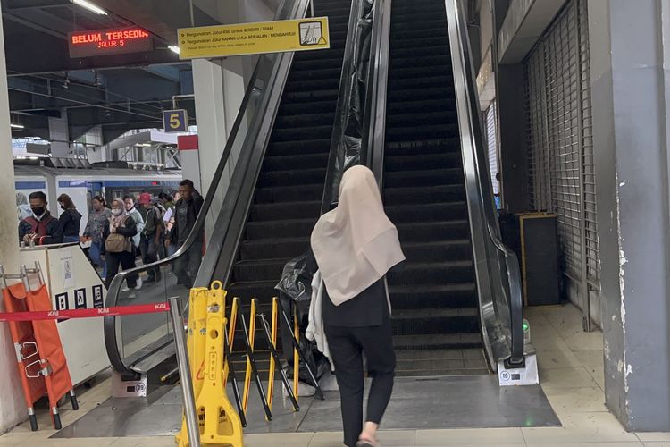 Penumpang KRL Berdesakan Saat Eskalator di Stasiun Duri Rusak, Minta Fasilitas Ditambah