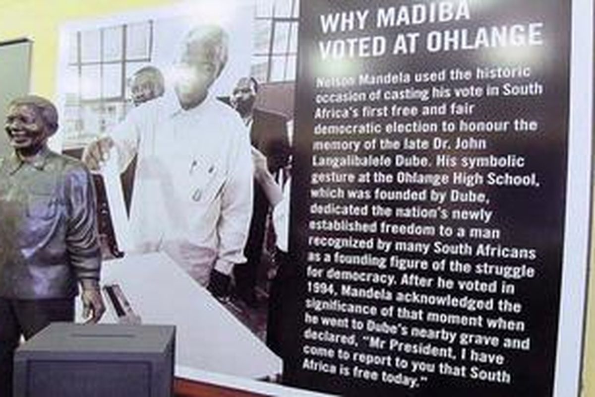 Di aula sekolah menengah atas Ohlange Institute di Inanda, 25 kilometer utara Durban, Afrika Selatan, ditempatkan patung pejuang pergerakan antiapartheid Nelson Mandela, yang menggunakan hak pilihnya pada pemilu pertama demokratis tahun 1994 di tempat tersebut. Sekolah ini didirikan oleh Dr John Dube, Presiden Kongres Nasional Afrika (ANC) pertama.