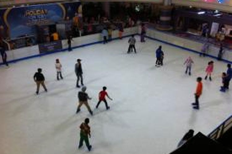 Para pengunjung sedang mencoba wahana olahraga ice skating di Margo City Mall, Depok, Jawa Barat, Sabtu (30/5/2015).