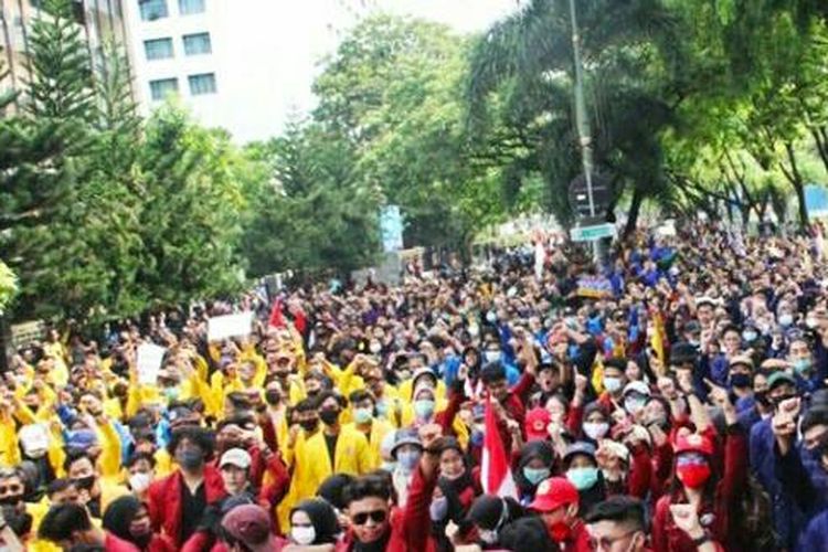 Ribuan mahasiswa berunjuk rasa dan memadati ruas Jalan Lambung Mangkurat, Banjarmasin, menolak Undang-Undang Cipta Kerja, Kamis (15/10/2020).