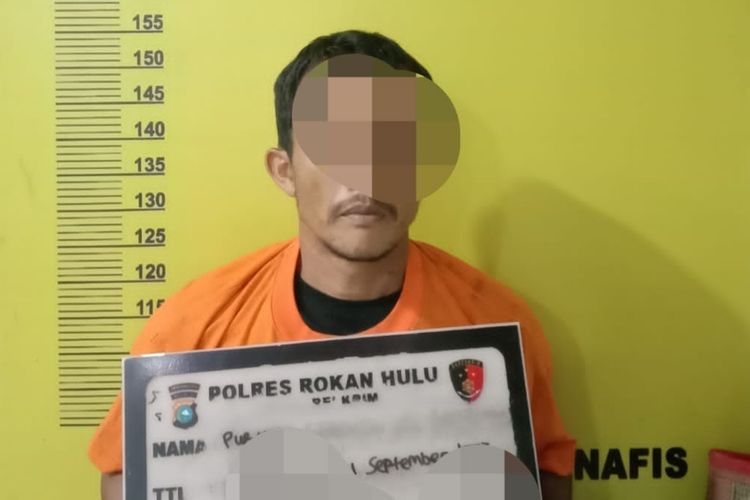 Pelaku pencabulan anak tiri, PU, saat diamankan di Polres Rokan Hulu, Riau, Kamis (12/1/2023).