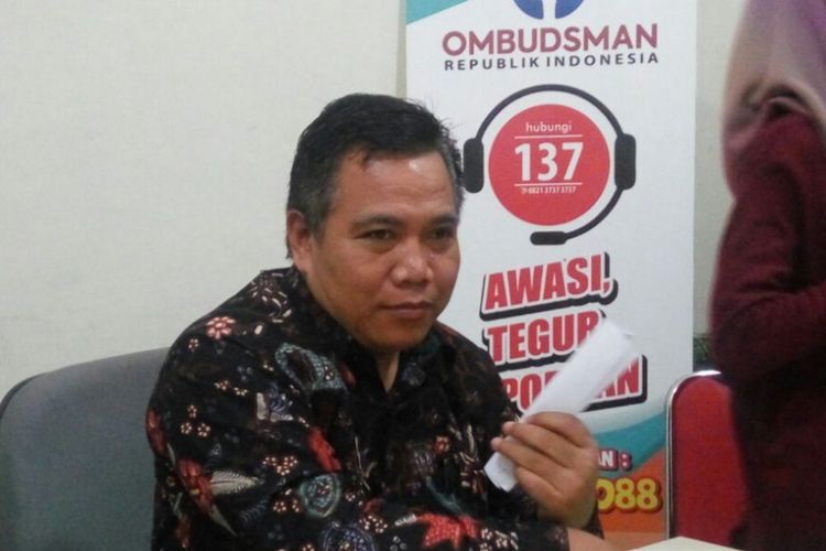 Kepala Ombudsman RI Perwakilan DIY Budhi Masthuri saat memberikan penjelasan kepada awak media usai bertemu dengan Rektor UGM Panut Mulyono dan jajaran