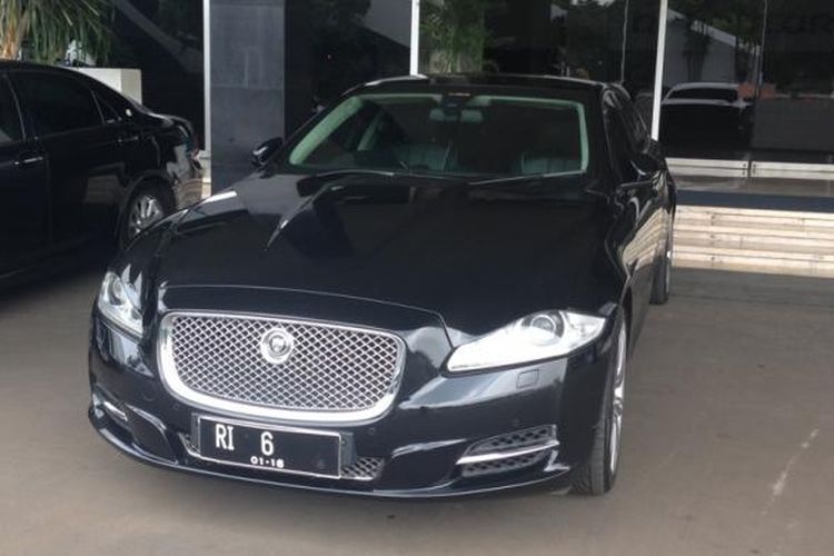 Mobil Jaguar yang dipakai Ketua DPR Setya Novanto terparkir di Kompleks Parlemen Senayan, Senin (9/11/2015). Mobil itu memakai plat RI 6