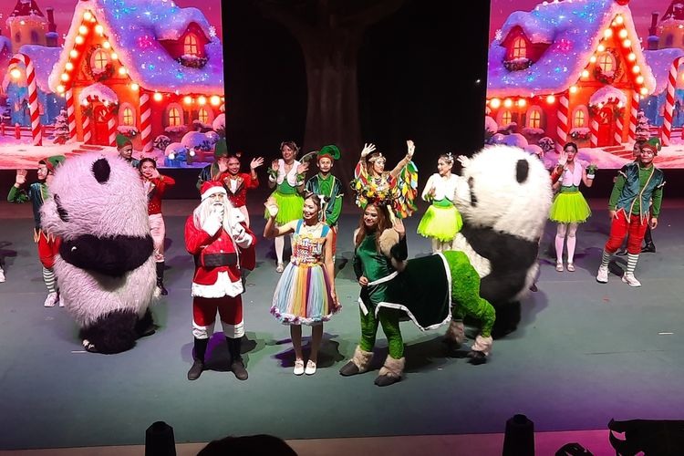 Taman Safari Indonesia (TSI) Puncak Bogor, Jawa Barat, menghadirkan pengalaman liburan akhir tahun yang berbeda melalui program bertajuk “Rimba Warna: Welcome the Joy- Christmas & New Year 2026”. Sejumlah atraksi pun di tampilkan saat program Rimba Warna diperkenalkan pada Sabtu (6/12/2025) malam.