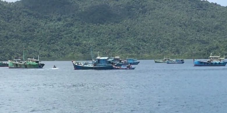 Kapal-kapal asing pencuri ikan yang ditenggelamkan di perairan Selat Lampa, Natuna, Kepulauan Riau, Minggu (29/10/2017). Penenggelaman itu dipimpin langsung oleh Menteri Kelautan dan Perikanan Susi Pudjiastuti. 