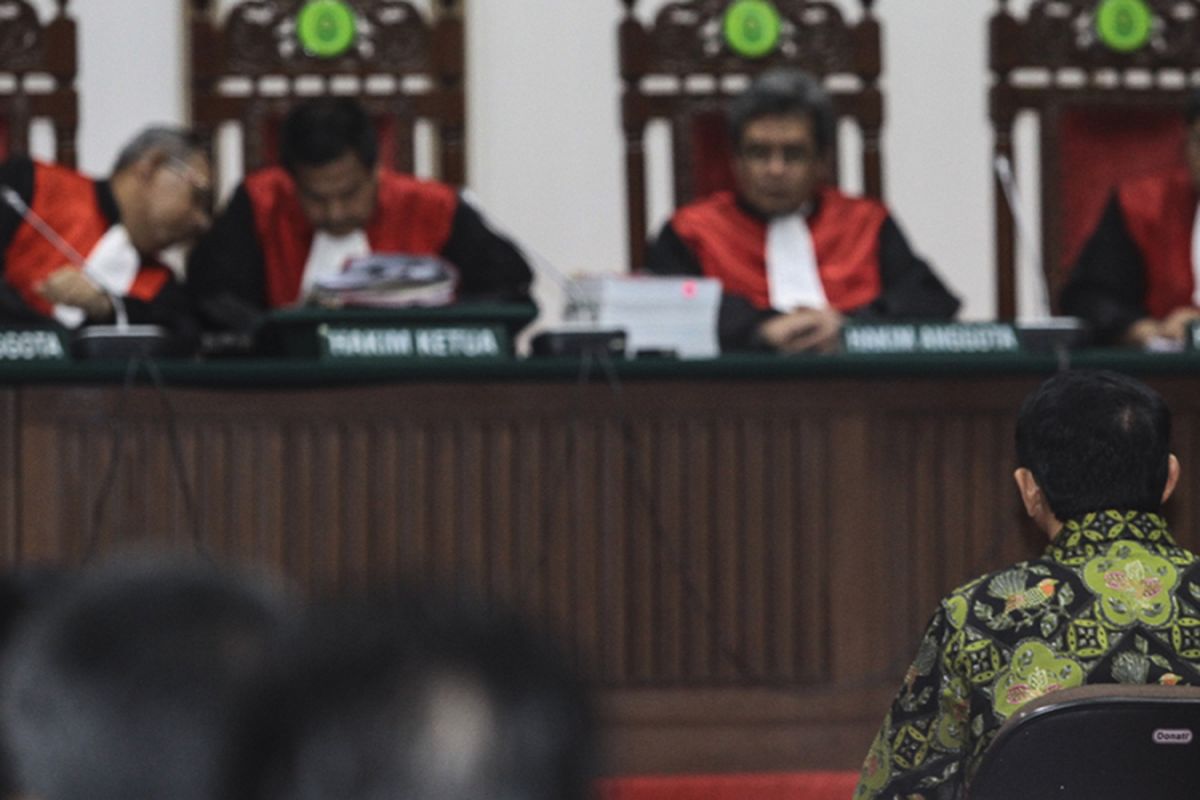 Terdakwa kasus dugaan penodaan agama Basuki Tjahaja Purnama atau Ahok mengikuti sidang lanjutan di Auditorium Kementerian Pertanian, Jakarta, Kamis (20/4/2017). Dalam sidang yang beragendakan pembacaan tuntutan itu, Jaksa Penuntut Umum (JPU) menyatakan Ahok bersalah dan dipidana penjara 1 tahun.