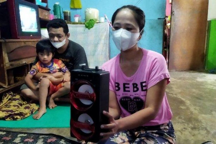 Ruslan Permana (31) dan Novi Sovianti (33) di rumahnya. Mereka terpaksa menjual barang-barang rumahnya untuk memunuhi kebutuhan sehari-hari.