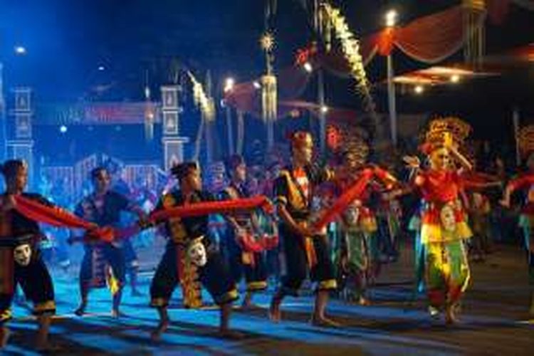 Penampilan etnis Madura di Festival Kuwung 2016 di Banyuwangi, Jatim, Sabtu (3/12/2016), membawakan tarian tentang petani kakao.