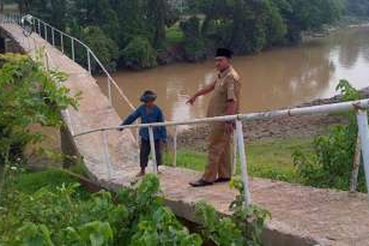 Jembatan Cimanceri yang berbatasan dengan Balaraja dan Sukamulya yang ambruk pada Minggu (9/10/2016) malam. Jembatan tersebut dimanfaatkan warga sejak tahun 2009. 