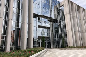 Mengapa Red Notice Riza Chalid Baru Terbit Januari 2026?