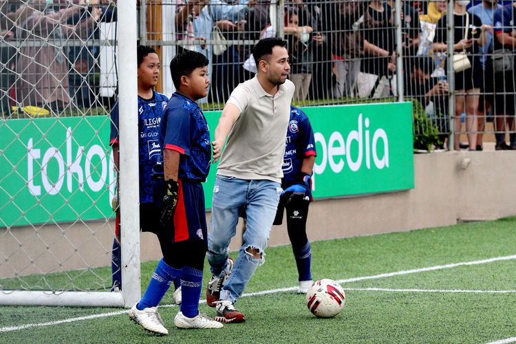 Raffi Ahmad bermain bola disela-sela coaching clinic bersama Ronaldinho dalam rangkaian Trofeo Meet The Star di Unggul Sport Center Malang, Minggu (26/6/2022) sore.