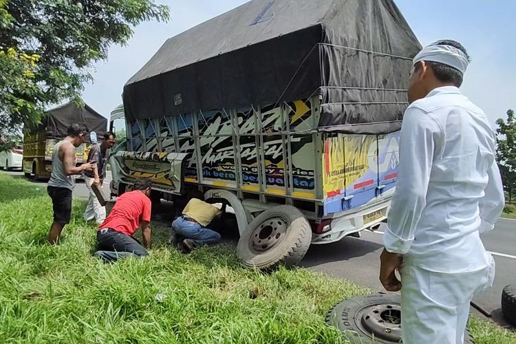 Calon anggota DPR RI, Dedi Mulyadi, mengusulkan adanya tarif tol murah khusus angkutan pangan untuk memangkas biaya distribusi sehingga harga di pasaran bisa turun.