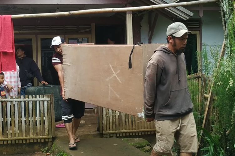 Warga bergotong royong memindahkan perabotan rumah tangga di lokasi tanah bergerak Dusun Ciherang, Desa Cijangkar, Kecamatan Nyalindung, Sukabumi, Jawa Barat, Minggu (3/1/2021).