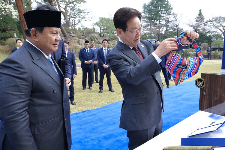 Bobby Ketemu Bobby! Aksi Gemas Presiden Prabowo Kasih Syal Etnik ke Anabul Presiden Korsel 