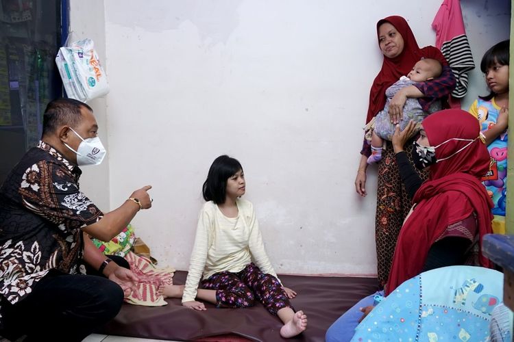 Wakil Wali Kota Surabaya Armuji saat mengunjungi seorang anak perempuan di Surabaya, Jawa Timur, berinisial ISM (13) yang mengalami kelainan otak sejak berusia enam tahun di rumahnya Putat Jaya Barat, Surabaya, Kamis (23/12/2021).