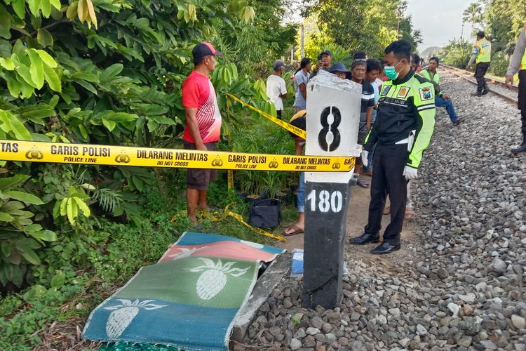 Proses evakuasi seorang warga Banjarejo, Kecamatan Ngadiluwih, Kabupaten Kediri, Jawa Timur yang tewas usai tertabrak kereta api, Minggu (25/9/2022). 