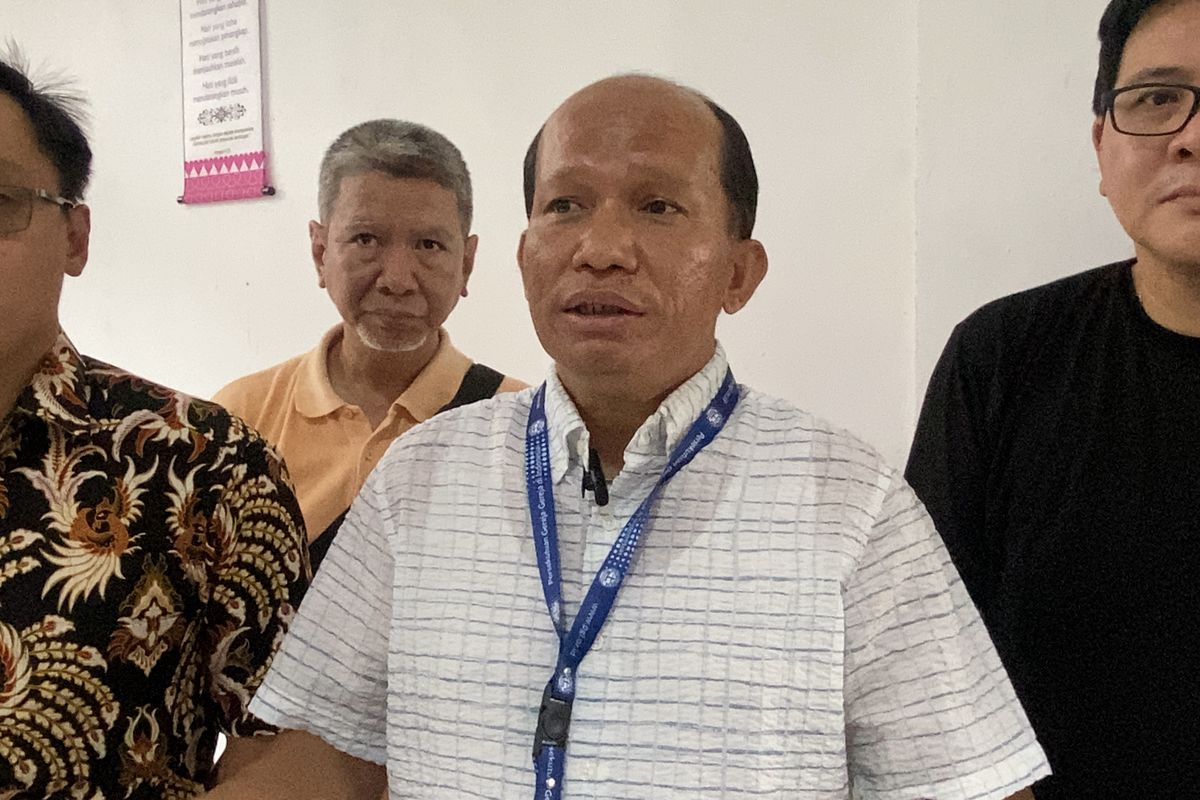 Sekretaris Eksekutif Bidang Keadilan dan Perdamaian Persekutuan Gereja-gereja di Indonesia (PGI), Pendeta Etika Saragih (tengah) saat diwawancarai oleh awak media. 