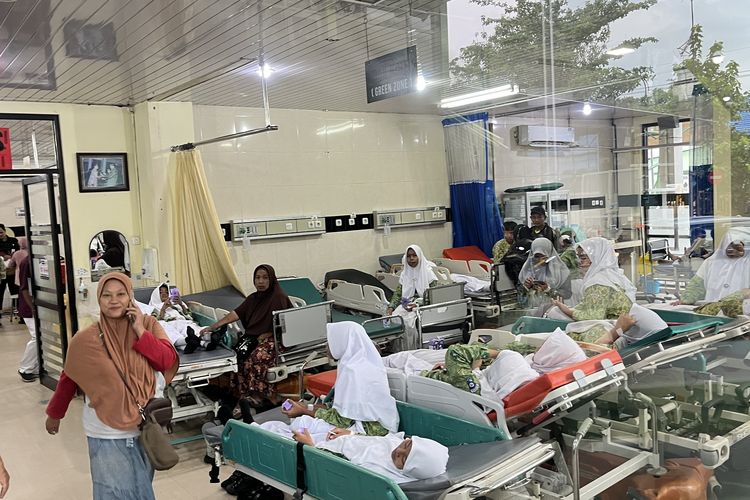 Belasan siswa Madrasah Tsanawiyah Al-Khalifah yang mengalami keracunan MBG, saat dirawat di RSUD Kanjuruhan, Kamis (23/10/2025).