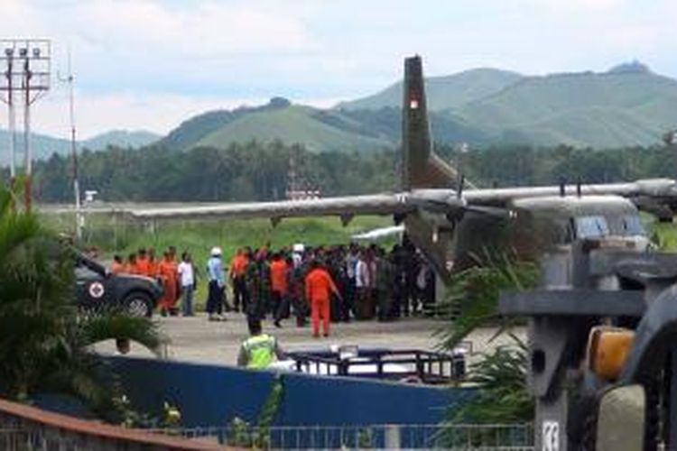 3 Crew Helikopter Super Puma TNI AU dan 5 prajurit Batalyon Infanteri 133 Yudha Sakti berhasil dievakuasi dari Pos Batom di Kabupaten Pegunungan Bintang ke Jayapura dengan menggunakan Pesawat Cassa TNI AU dan Helikopter Super Puma TNI AD H-3214, Senin (1/12/2014) petang