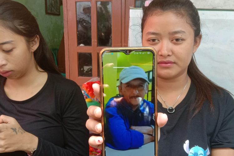Elia Widiana Putri (26) menunjukkan foto mendiang ayahnya, Wahyu Widiyanto. 