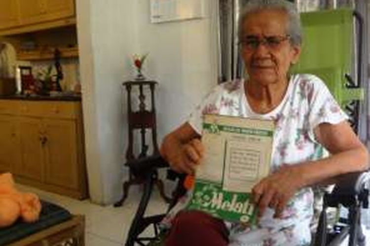 Opung Tio menunjukkan Majalah Melati, alat pendidikan bagi kaum perempuan Batak.