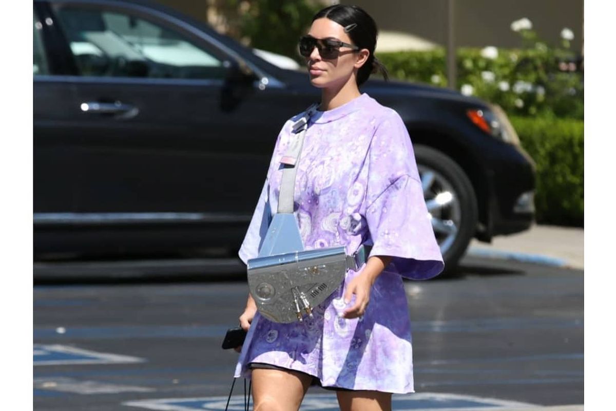 Kim Kardashian West dengan saddlebag Dior 