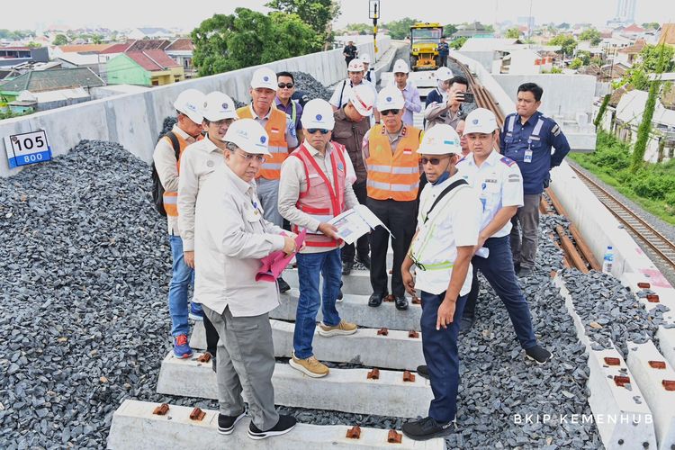 Menteri Perhubungan Budi Karya Sumadi bersama Kepala Korlantas Polri Irjen. Pol. Aan Suhanan meninjau progress pembangunan jalur kereta di Simpang Joglo, Solo, Sabtu (13/4/2024). 