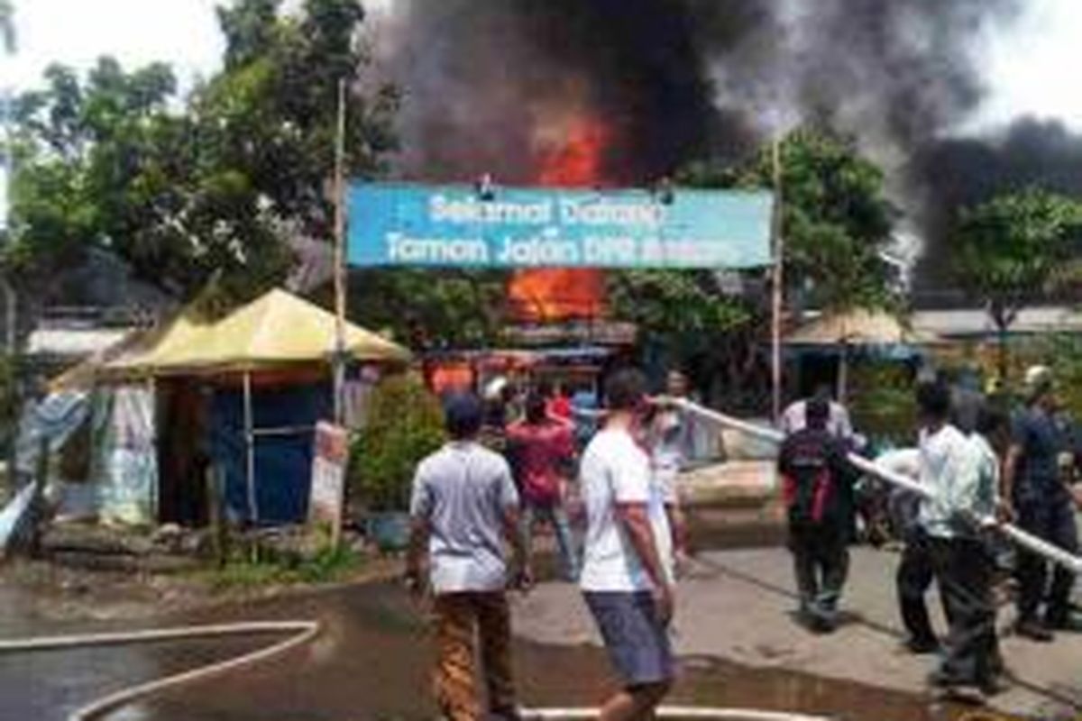 KRL Serpong Tanah Abang terbakar di daerah Ulujami, Jakarta Selatan, sekitar pukul 11.15, Senin (9/12/2013).
