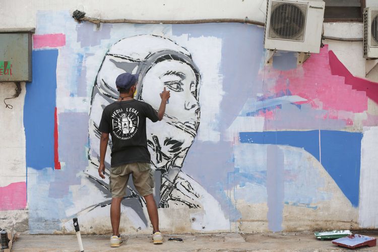 Seniman jalanan Media Legal menyelesaikan pembuatan mural dalam acara On & Off Pressure di Jakarta Barat, Senin (8/11/2021). Kegiatan seni ini mengajak 10 seniman jalanan atau street artist  berkolaborasi melukis mural bersama di dalam satu kawasan di wilayah kota Tangerang.