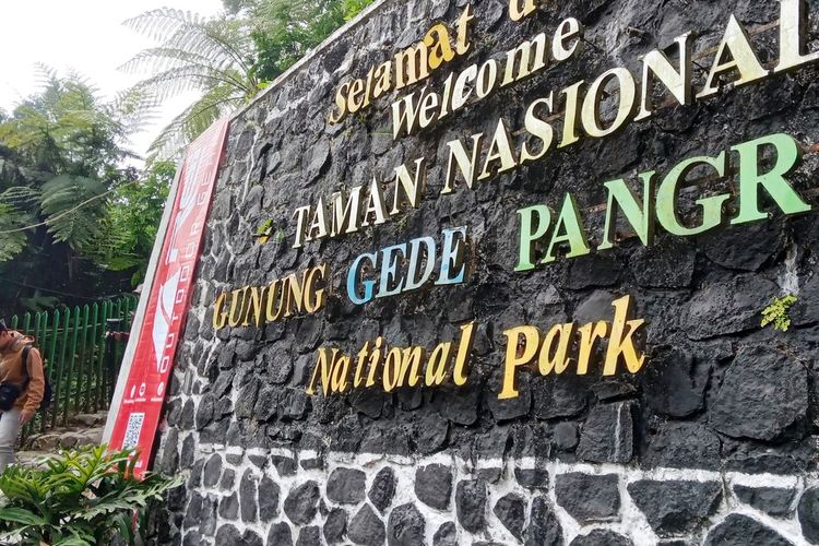 Pintu masuk Taman Nasional Gunung Gede Pangrango (TNGGP) via pos Cibodas, Kabupaten Cianjur, Jawa Barat.