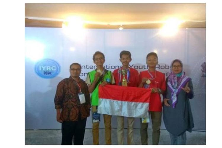 Tim Robotika dari MAN 2 Jakarta berhasil menorehkan prestasi sebagai Juara 1 di kategori Humanoid Robot Mission di IYRV 2018 di Bangkok, Thailand.